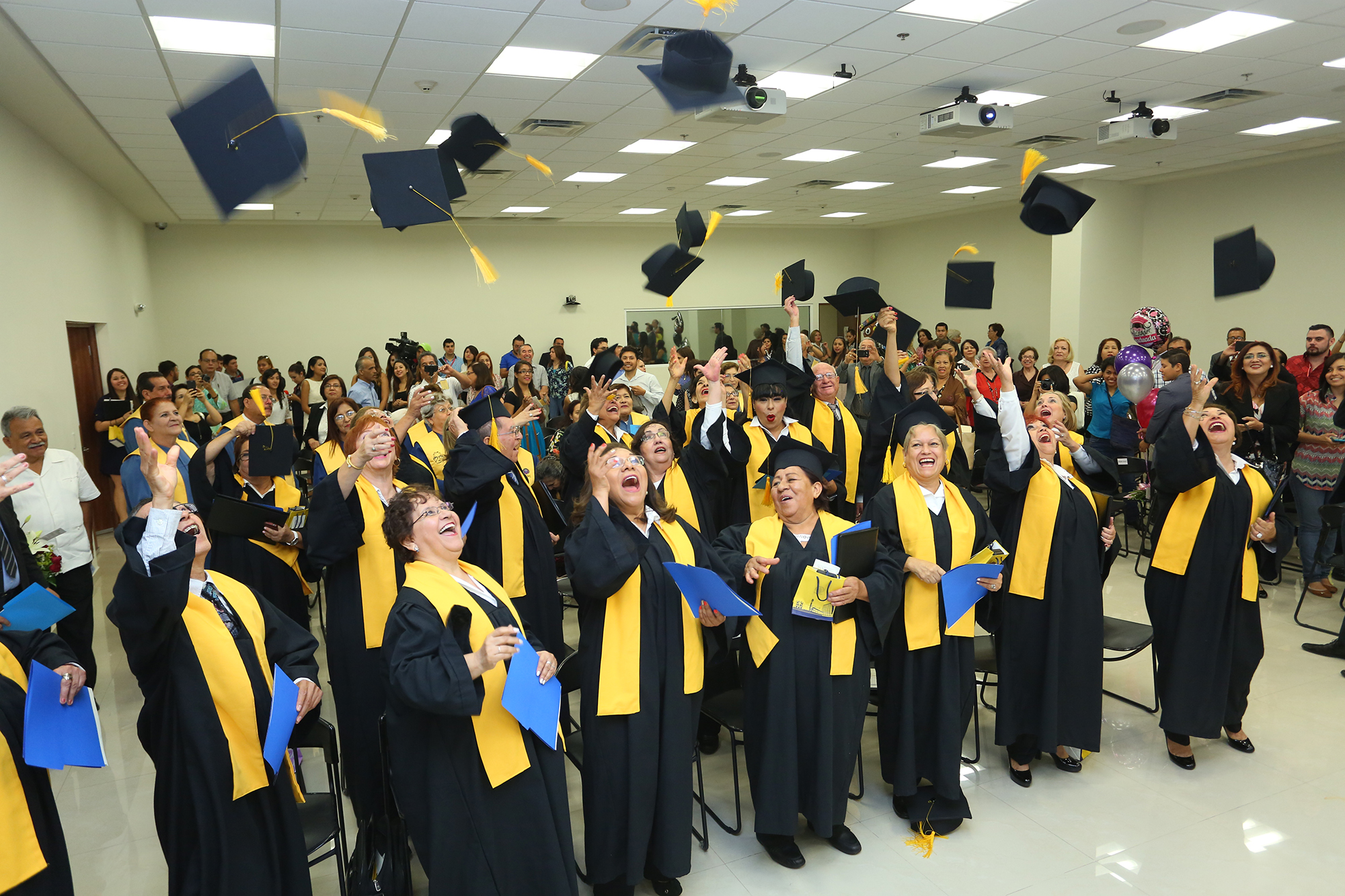 7La ceremonia de graduación concluyó con el lanzamiento del Birrete